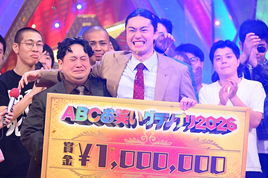 abcgp2026_zerokaranyusho1 | Lmaga.jp 『ABCお笑いグランプリ2026』優勝した瞬間のゼロカラン。左からワキユウタ、たいが (C)ABCテレビ