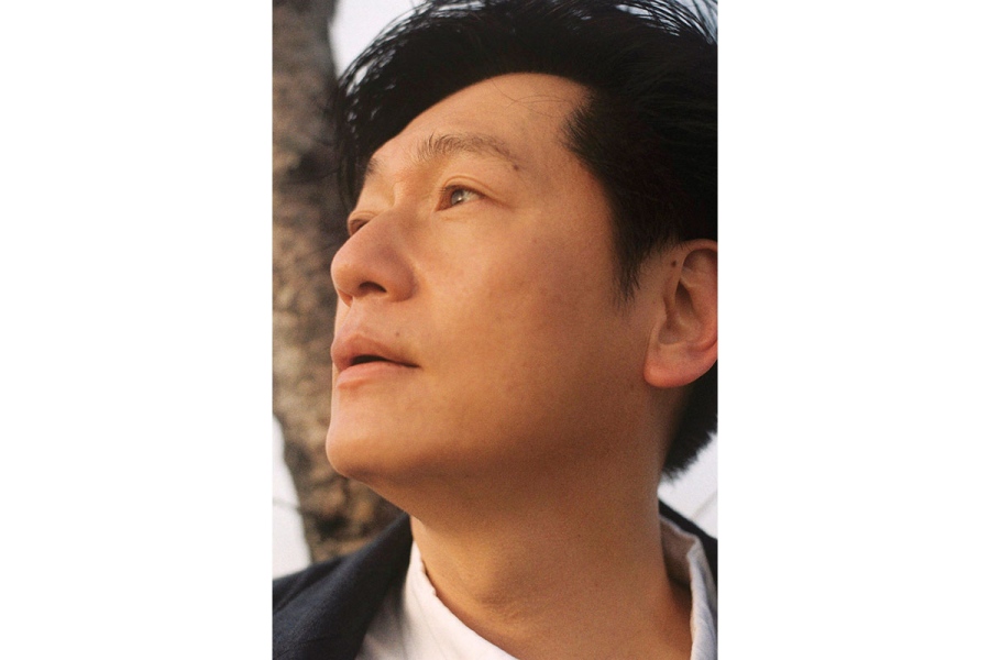「首都公論」副編集長、山中勇三(やまなか ゆうぞう)を演じる井浦新 (C)NHK