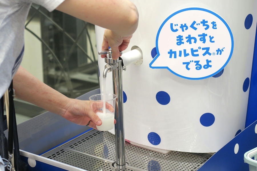 「カルピスじゃぐち」でカルピスを注ぐ様子(7月3日・11時頃/あべのハルカス近鉄本店/Lmaga.jp撮影)