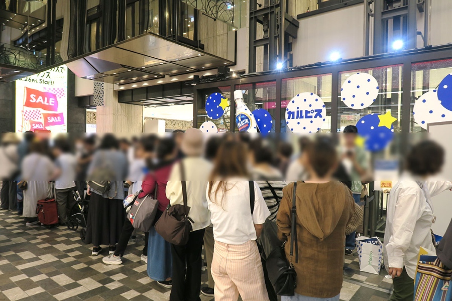 あべのハルカス近鉄本店「カルピスじゃぐち」の行列(7月3日・10時50分頃/Lmaga.jp撮影)