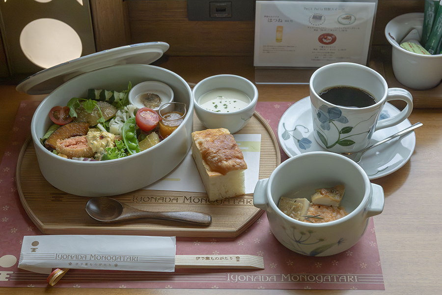 JR四国_9_伊予灘ものがたり_料理 | Lmaga.jp 朝に松山駅を出発する大洲編では、松山市の「ヨーヨーキッチン!」のモーニングを提要