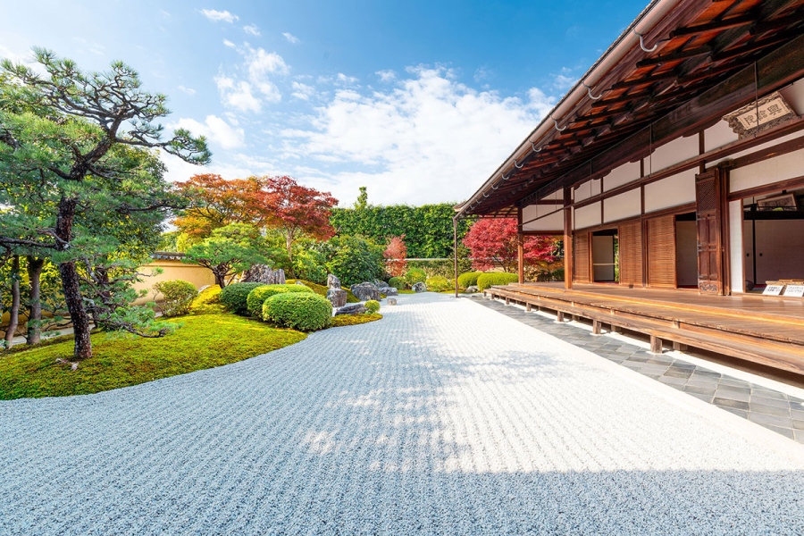 daitokuji_202607_6 | Lmaga.jp 「⼤徳寺 興臨院」にある方丈庭園。本堂屋根を修復したのは大河ドラマ『豊臣兄弟!』(NHK)にも登場する前田利家