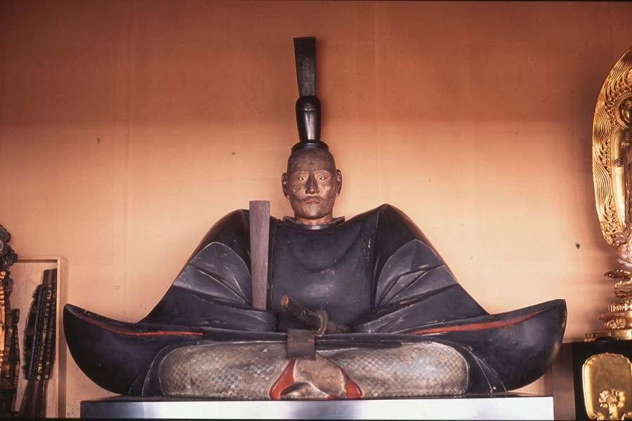 daitokuji_202607_7 | Lmaga.jp 「⼤徳寺 総見院」にある「⽊造織⽥信⻑公坐像」(重要文化財)。らんらんと輝く眼光が、信長の面影を伝える