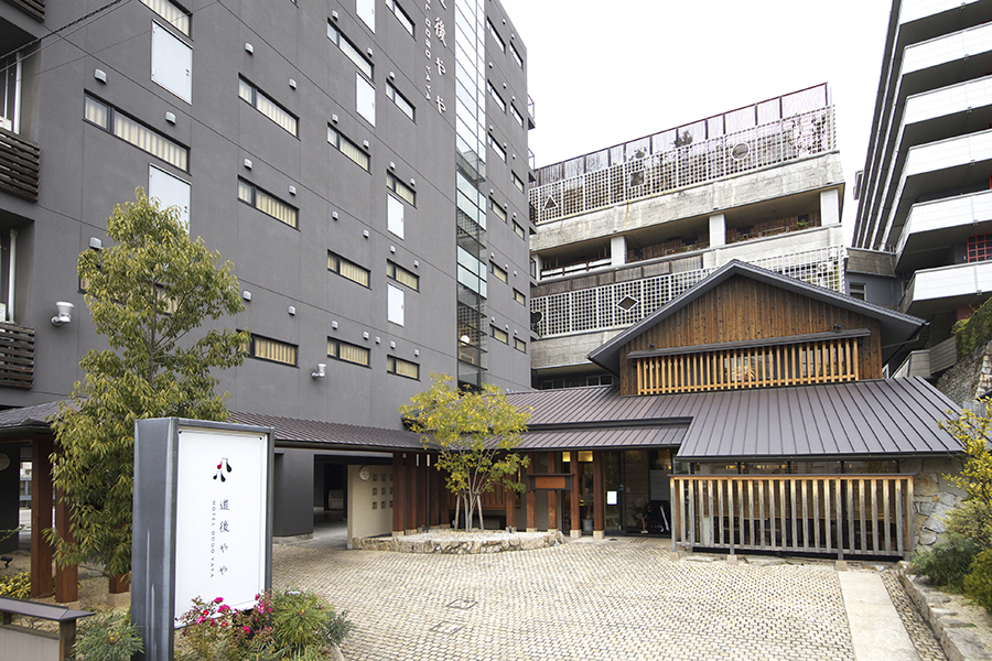 JR四国_7_道後やや | Lmaga.jp 道後温泉本館や温泉街が徒歩5分以内の便利な立地にある「道後やや」。1泊朝食付き1名10800円〜