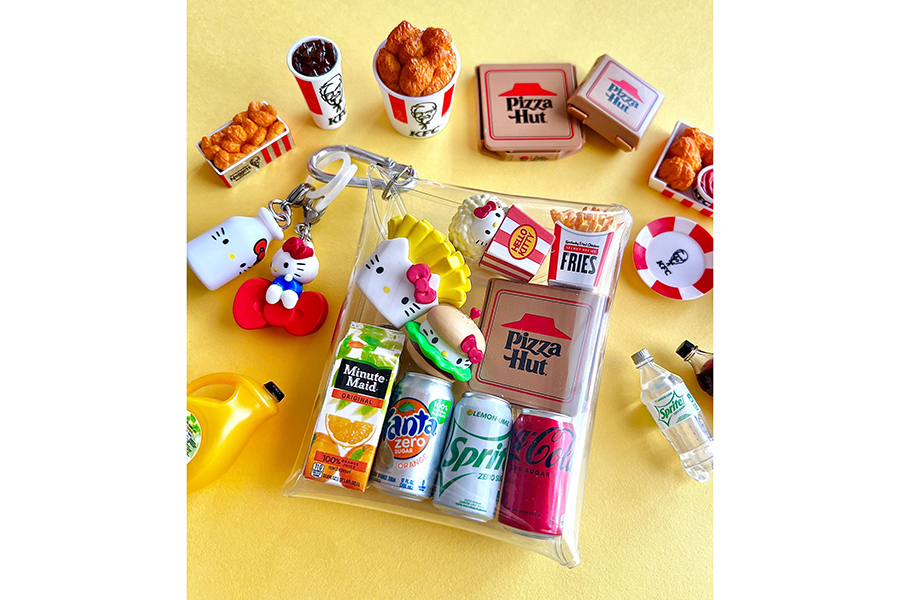 クリアポーチキーホルダーにミニチュアやめじるしアイテムを付けたり詰めたり。自分だけのお気に入り仕様に(ぱんくまさんXより)