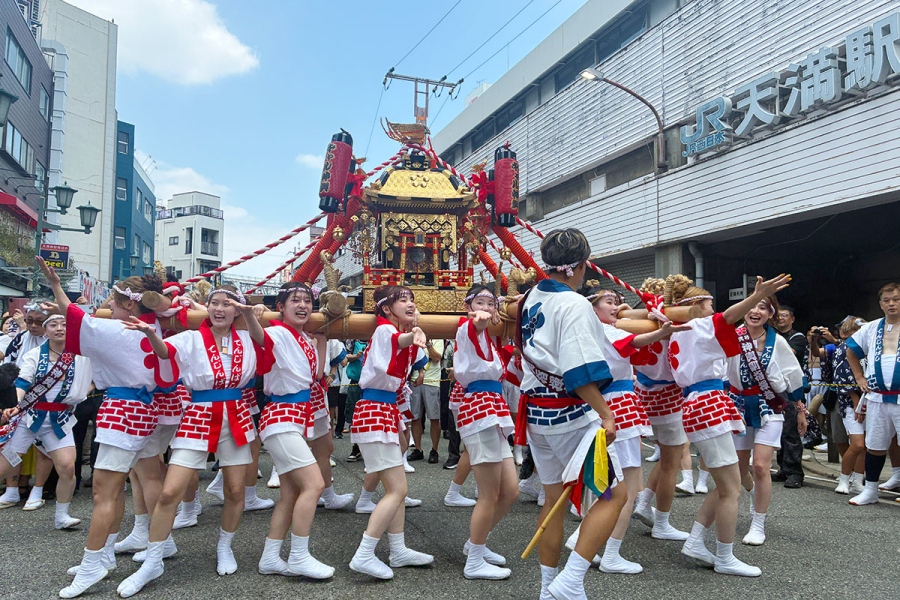 galmikoshi2026_1 | Lmaga.jp 2026年の『天神祭ギャルみこし』の模様。JR天満駅近くからスタート(7月23日・大阪市北区)