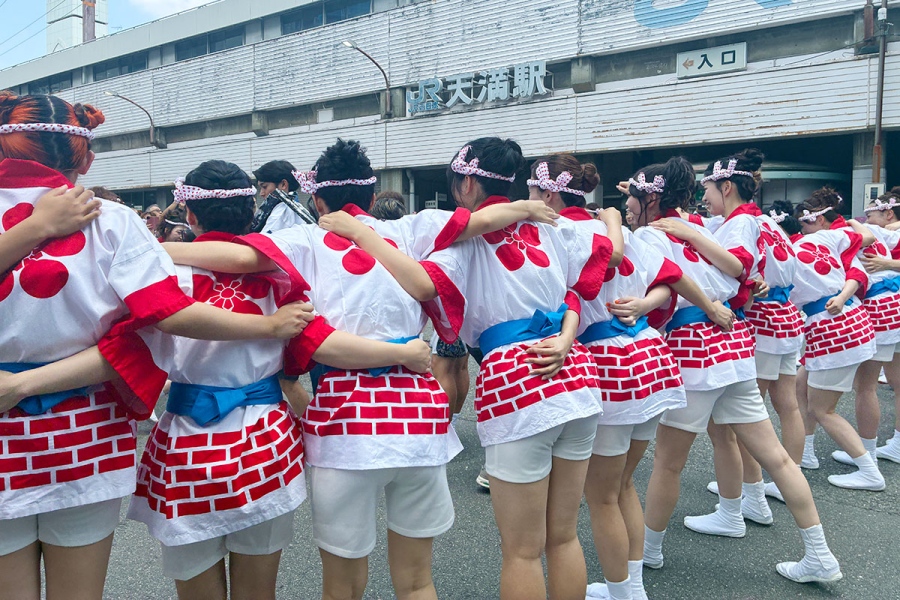 galmikoshi2026_3 | Lmaga.jp 『天神祭ギャルみこし』出発前、円陣を組むギャルたち(7月23日・大阪市北区)