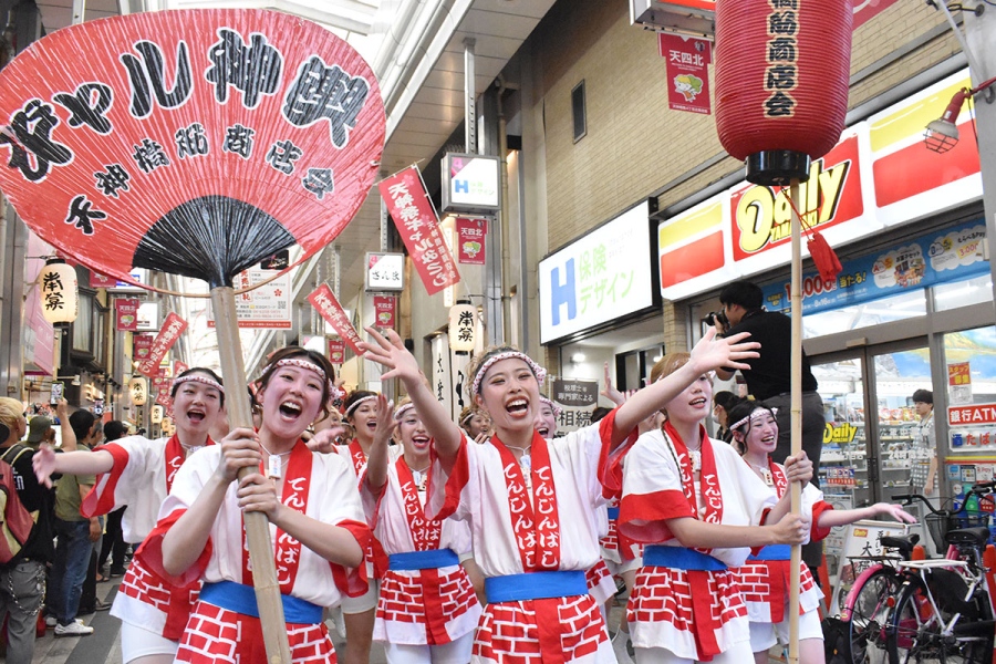 galmikoshi2026_4 | Lmaga.jp 交代で神輿をかつぐ間、もう一つのグループは盛り上げる(7月23日・大阪市北区)