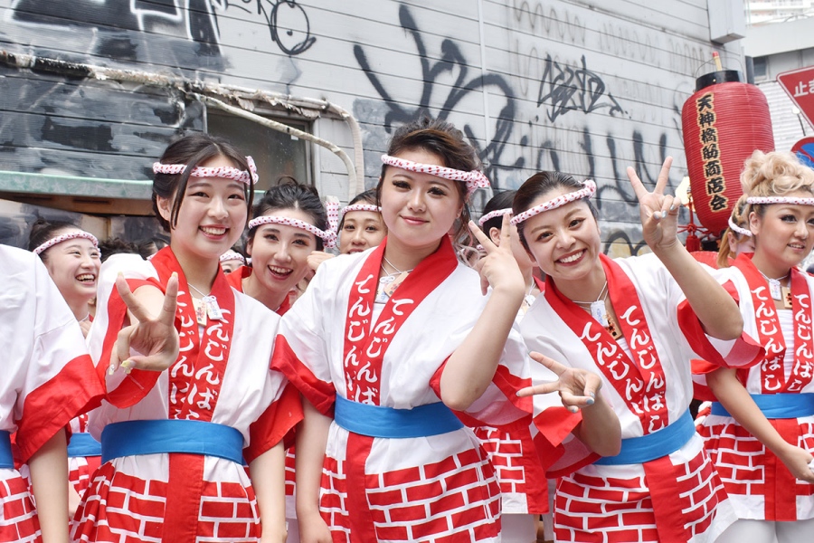 galmikoshi2026_5 | Lmaga.jp 出発前、写真撮影に応じてくれたギャルたち(7月23日・大阪市北区)