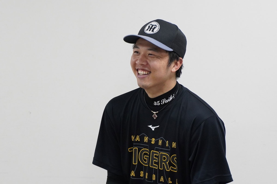 gaotora0721_saiki2 | Lmaga.jp 「ガオトラ!聴きタイガー」でインタビューを受ける才木浩人投手