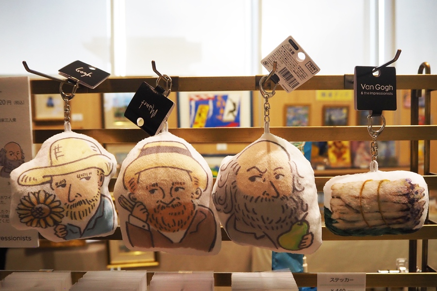 「クッションマスコットキーホルダー」(各1320円)3画家の似顔絵に加え、大阪からマネの名作『アスパラガスの束』が再現された新作も