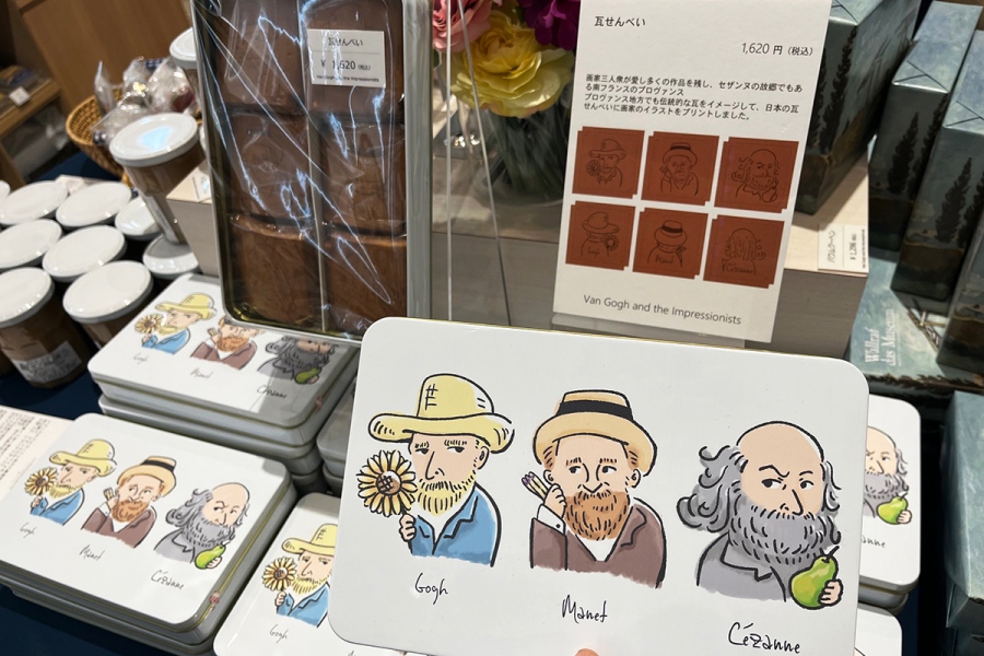 「瓦せんべい」(1620円)、缶でもせんべいでも、3画家の似顔絵を楽しめる