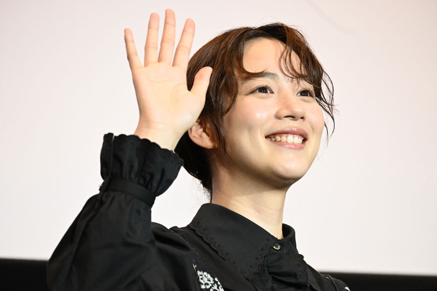 映画『平行と垂直』のジャパンプレミアに登壇したのん(7月2日、TOHOシネマズ鳳)