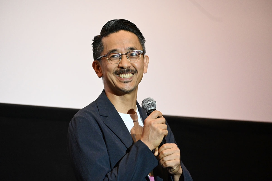 映画『平行と垂直』のジャパンプレミアにて、「舞台挨拶苦手です。すみません!」と笑う小林聖太郎監督(7月2日、TOHOシネマズ鳳)