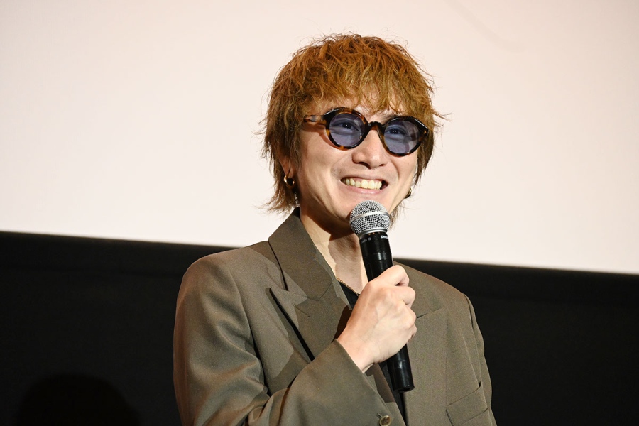 映画『平行と垂直』のジャパンプレミアにて、「関西弁を聞くと幸せ」と笑顔になる安田章大(7月2日、TOHOシネマズ鳳)