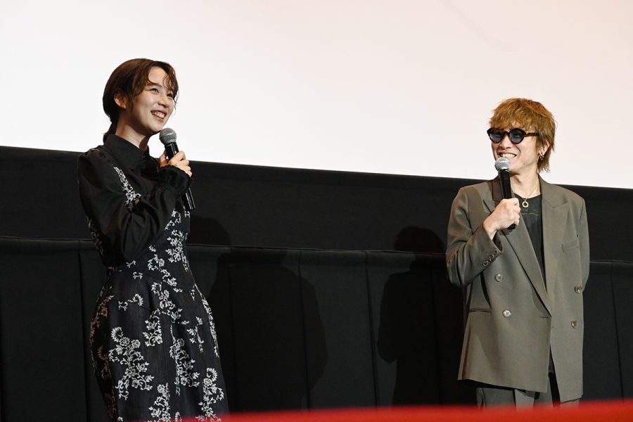 映画『平行と垂直』のジャパンプレミアにて。のんの言葉に優しくツッコミを入れる安田章大(7月2日、TOHOシネマズ鳳)