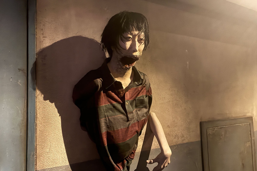 horrornifureruten_10 | Lmaga.jp マンションの壁に埋まる怪異。お化け屋敷なら逃げてしまうところだが、ゆっくり眺められるのが同展ならではの魅力(ホラーにふれる展)