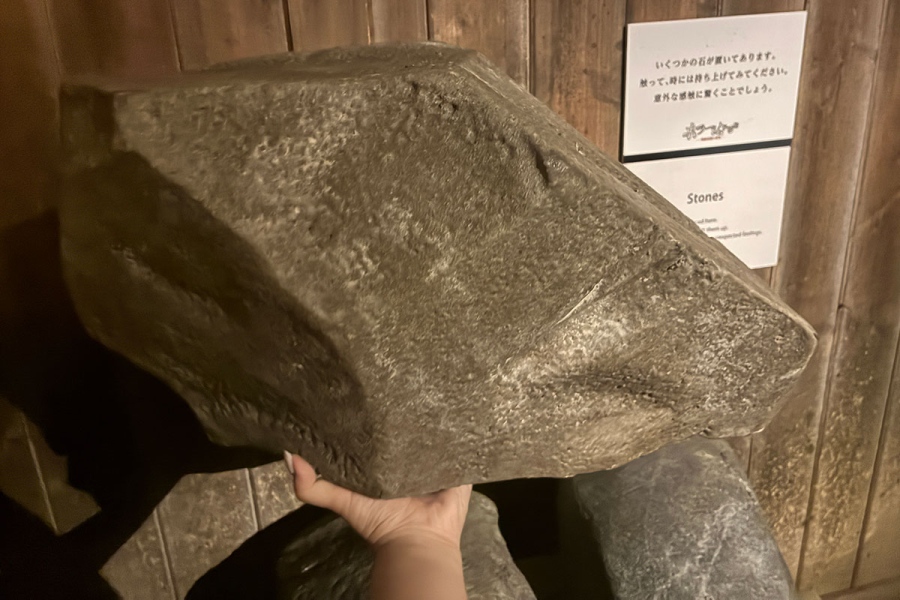 horrornifureruten_12 | Lmaga.jp 一見数十キロもありそうな岩だが、セットなので軽々と持ち上げられる。見た目だけでは騙されてしまう精巧な作りに美術セットの奥深さを感じるはず(ホラーにふれる展)