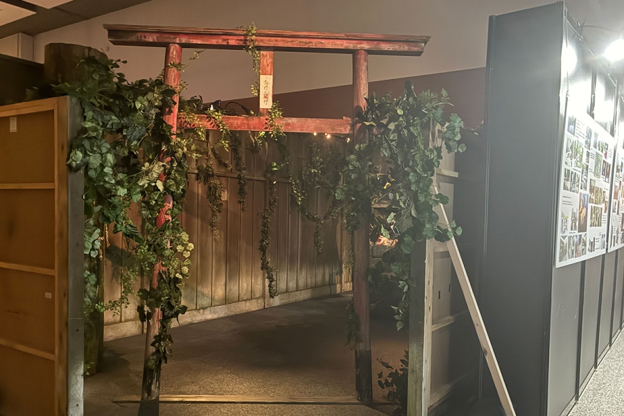 horrornifureruten_6 | Lmaga.jp 一瞬屋内であることを忘れるほどのリアルな鳥居(ホラーにふれる展)