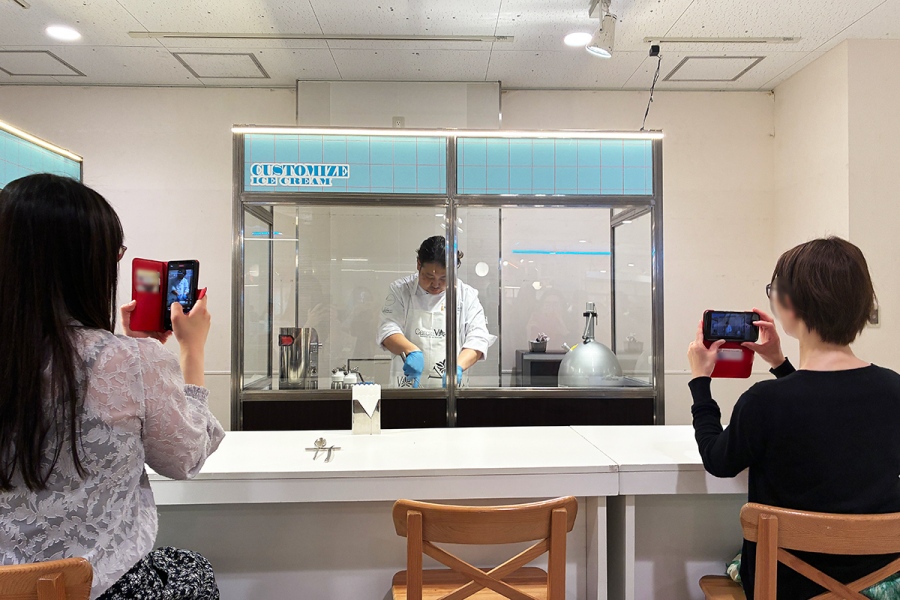 ice2026_0722_7 | Lmaga.jp ひときわ人気が高い様子の「プリズムラボ」。シェフの調理風景を間近で見ることができる