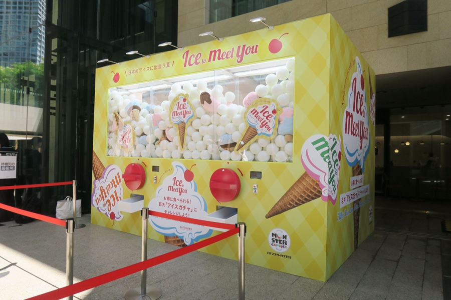 KITTE大阪に登場した巨大な「アイスガチャ」(7月10日・Lmaga.jp撮影)