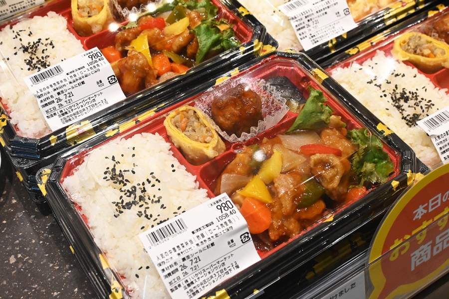 ikari2026_0728_6 | Lmaga.jp 「いかりスーパーマーケット」に並ぶ弁当(Lmaga.jp撮影)