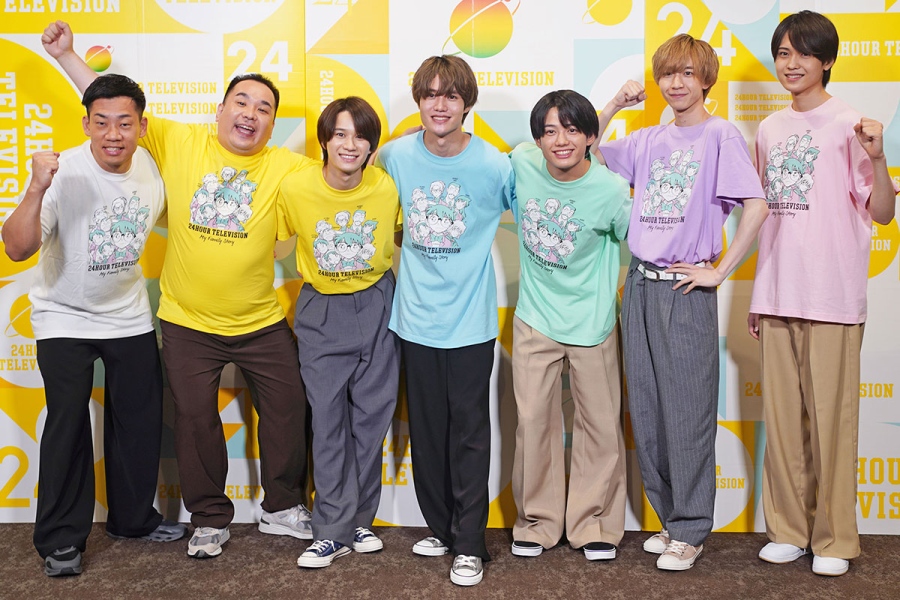 kansaijr24htv_202607_6 | Lmaga.jp 『24時間テレビ』関西パート番組に出演するお笑いコンビ・ミルクボーイと関西ジュニア。写真左から、駒場孝(ミルクボーイ)、内海崇(ミルクボーイ)、嶋﨑斗亜、大西風雅、真弓孟之(AmBitious)、永岡蓮王(AmBitious)、渡邉大我(7月12日撮影/Lmaga.jp)