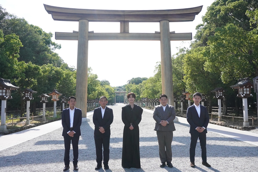 kouno2026_0730_5 | Lmaga.jp 左から「グレートスカイアート」の中田源さん、橿原市長の亀田忠彦さんJO1の河野純喜、「スカイパレット」実行委員長の山本晃平さん、「アンカージャパン」代表取締役・猿渡歩さん(7月30日・Lmaga.jp撮影)