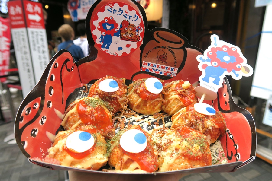 赤いソースと目玉がインパクト抜群!道頓堀くくるの「ミャクミャク風たこ焼」(7月6日/Lmaga.jp撮影)