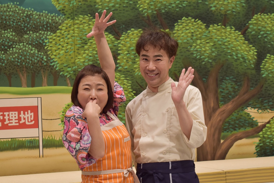 littletwins_0721_2 | Lmaga.jp 終演ほやほやの状態で囲み取材に応じた珠代と藤井(大阪市内・7月21日)