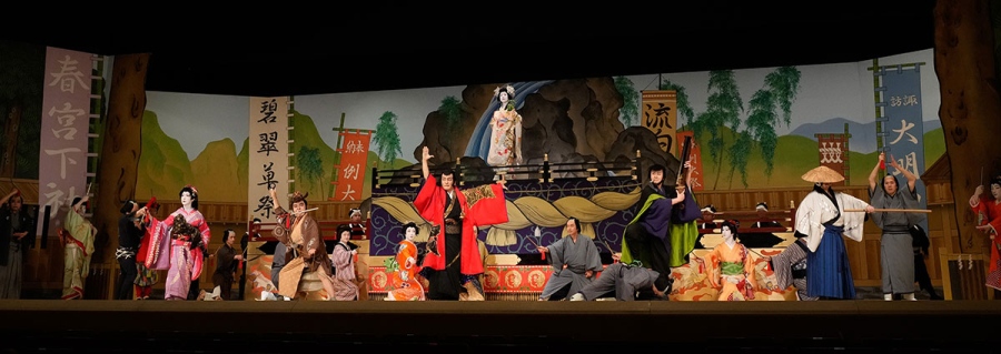 lupankabuki_0727_6 | Lmaga.jp 後列中央が瀬織姫(中村米吉)、前列左より峰不二子(市川笑也)、銭形刑部(市川中車)、流白浪燦星(片岡愛之助)、次元大介(市川笑三郎)Ⓒモンキー・パンチ Ⓒ松竹