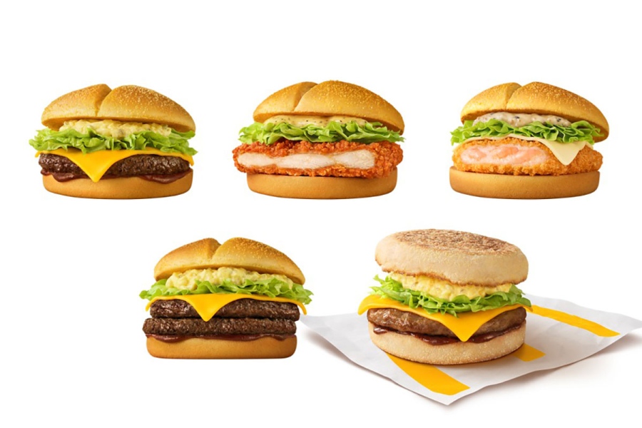 macdopokemon20260722_2 | Lmaga.jp マクドナルド×ポケモンコラボ商品(左上から時計回りに)「タルタルデミ肉厚ビーフ」「ジューシーチキン 旨辛ガーリック」「焙煎ごまタルタルシュリンプ」「タルタルデミソーセージマフィン」「タルタルデミ倍肉厚ビーフ」