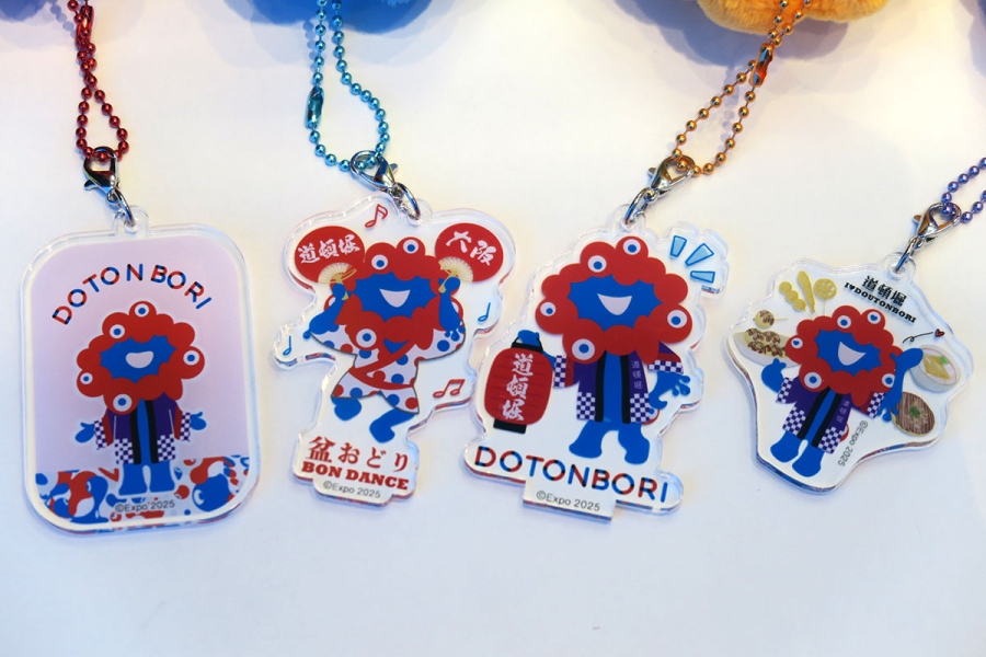 新アイテムのミャクミャク×道頓堀アクリルチャーム(全4種)。「ボールチェーンマスコット(推しカラー)」に付属されている(2026年7月6日・Lmaga.jp撮影)