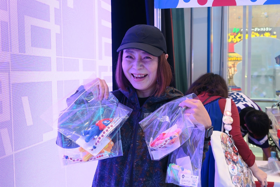 オープン直後に来店した女性はさっそく全4種のチャームをコンプリート(2026年7月6日・Lmaga.jp撮影)