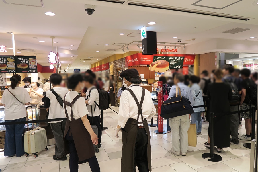 rikuroumedapurasurinyu20260721_14 | Lmaga.jp 右側が「りくろーおじさんの店 大丸梅田店」、左側がリニューアルした「プラス店」(7月21日/Lmaga.jp撮影)