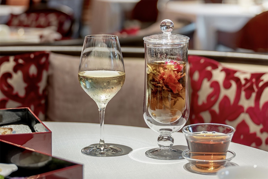 ritzcarltonosaka_202607_1 | Lmaga.jp 飲み放題でいただける、10種類の中国茶セレクション。ドリンク交換制で、温かい中国茶はポットで提供される