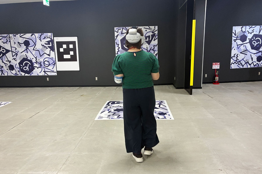 senritsumeikyu_sadako4 | Lmaga.jp プレイ中の様子。現実世界は明るい会場で、周囲に他の人もいるとは理解しつつ、ゴーグルを着用中は恐怖が凄まじい