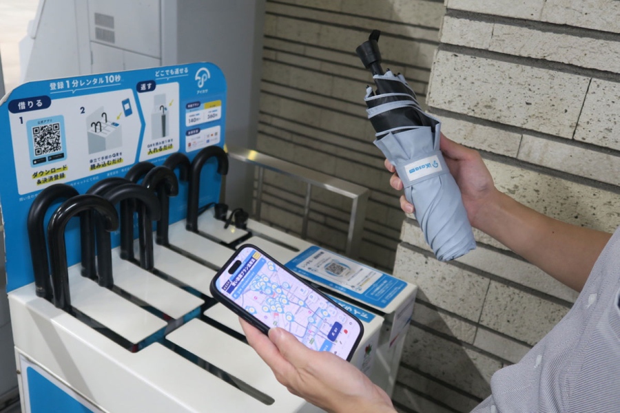 sharehigasaaikasa20260731_11 | Lmaga.jp 関西の駅に設置されている「晴雨兼用の折りたたみ傘」。スマホ操作で借りることが出来る(Lmaga.jp撮影)