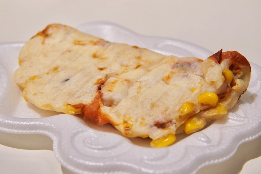 スナックパークに登場する「阪神名物 いか焼き」のコーンいか焼き(1枚198円)。平日限定各100枚(午前11時から販売、8月12日~8月14日は販売中止)