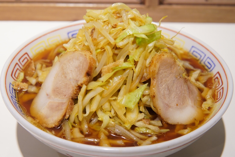 スナックパークに登場する「カドヤ食堂」の野菜マシマシ中華そば(1杯980円)