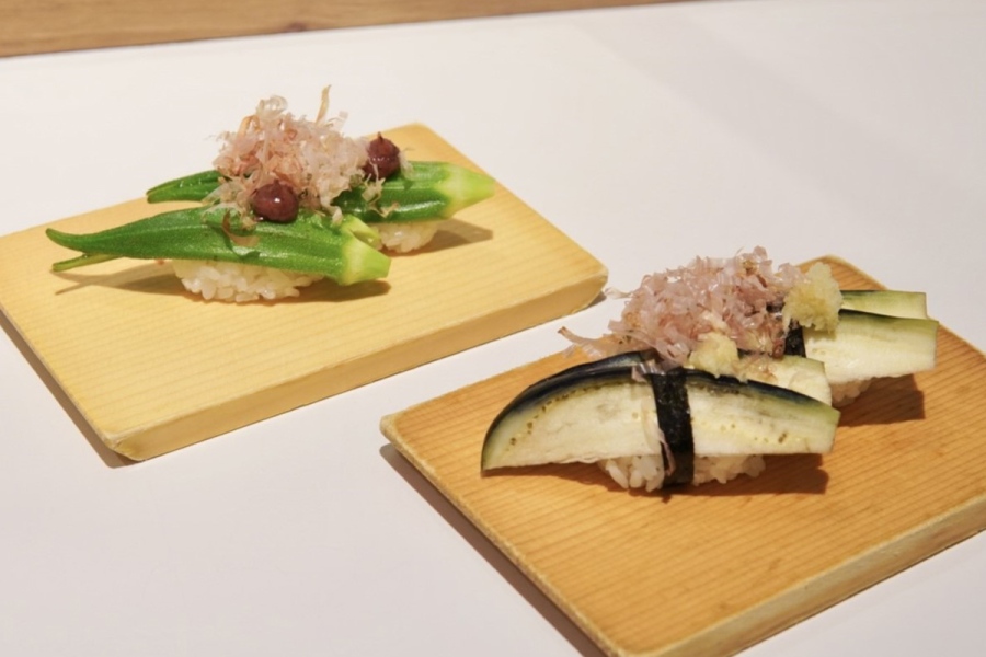 スナックパークに登場する「魚がし日本一」のオクラの握り(2貫240円)、水ナスの握り(2貫300円)