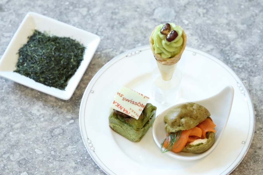 2人のシェフこだわりの綺麗な玉露の発色にもご注目を「八女茶のバスクチーズケーキ」「八女茶アイスクリーム」「八女茶のシューサレ スモークサーモン」