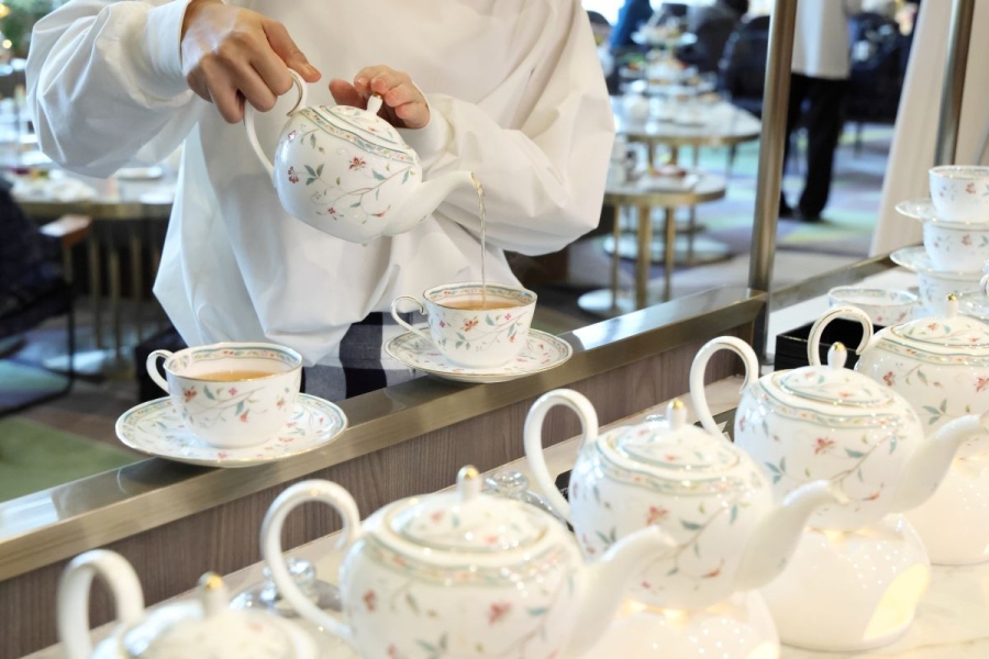 優雅なティータイムにおいしい紅茶は欠かせない…ずらりと紅茶が並ぶワゴンは2か所あり!