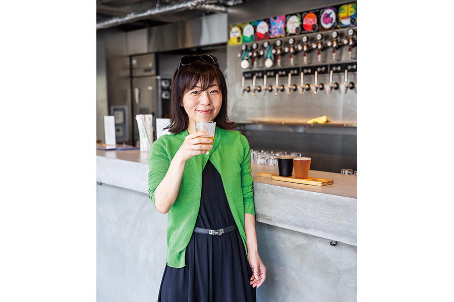 今回のセレクター、船井香緒里さん。雑誌やウェブ、テレビなど、さまざまなメディアにて、食の魅力を発信中。酒場と人が好きで、福島ではもっぱら路地裏はしご酒。「店主と客が自然と交わるこの街の距離感がお気に入りです」