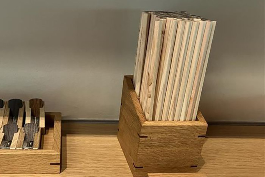 takenakadaikudougukan_pencilsharpener_syuzai5 | Lmaga.jp 削るとヒノキの香りがするえんぴつも人気です(提供:竹中大工道具館)