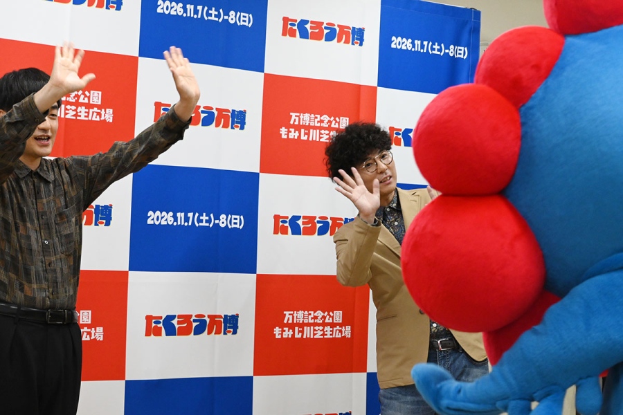 『たくろう万博』の会見でミャクミャクに手を振る(左から)赤木、きむらバンド(7月3日・大阪市内)