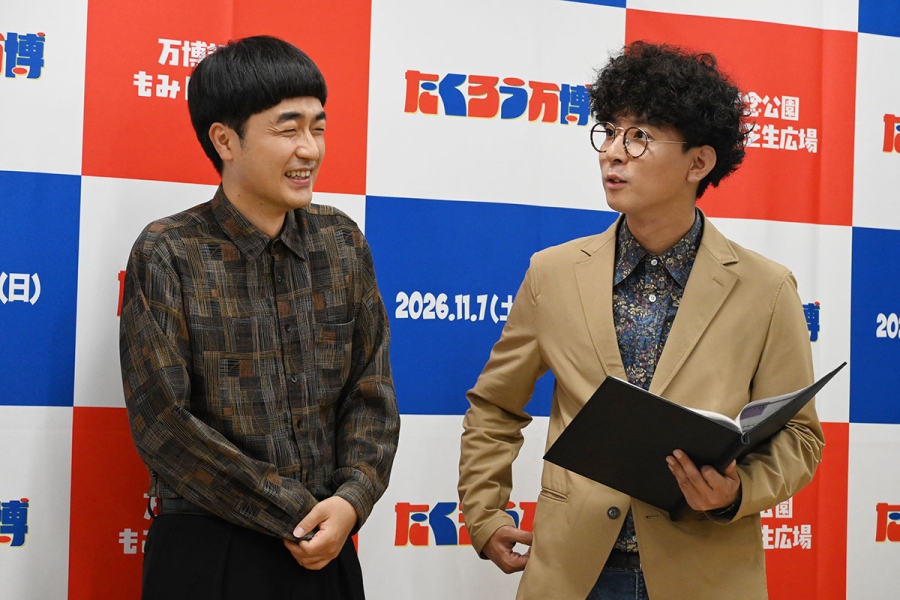 『たくろう万博』の会見で、「軽いノリのボケが現実に…」と驚くたくろう。左から赤木、きむらバンド(7月3日・大阪市内)