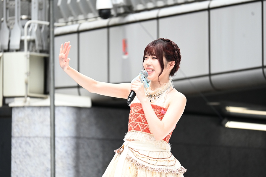 ファンに手を振るME:IのTSUZUMI(7月2日・道頓堀/Lmaga.jp撮影)