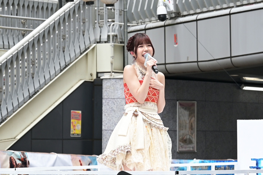 生歌を披露するME:IのTSUZUMI(7月2日・道頓堀/Lmaga.jp撮影)