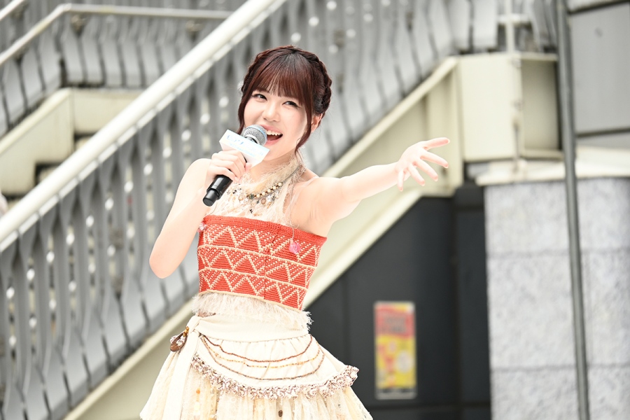 「きてなー!」と関西弁で言うME:IのTSUZUMI(7月2日・道頓堀/Lmaga.jp撮影)